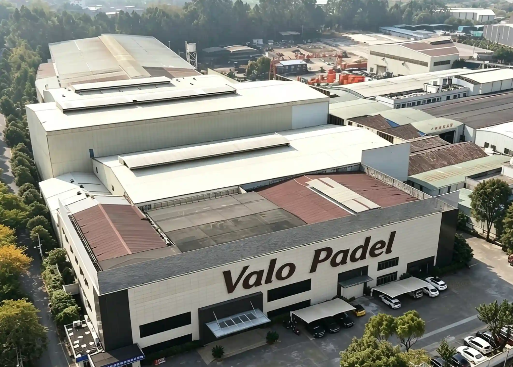 Veduta aerea di uno stabilimento di produzione di campi da padel a Foshan, in Cina
