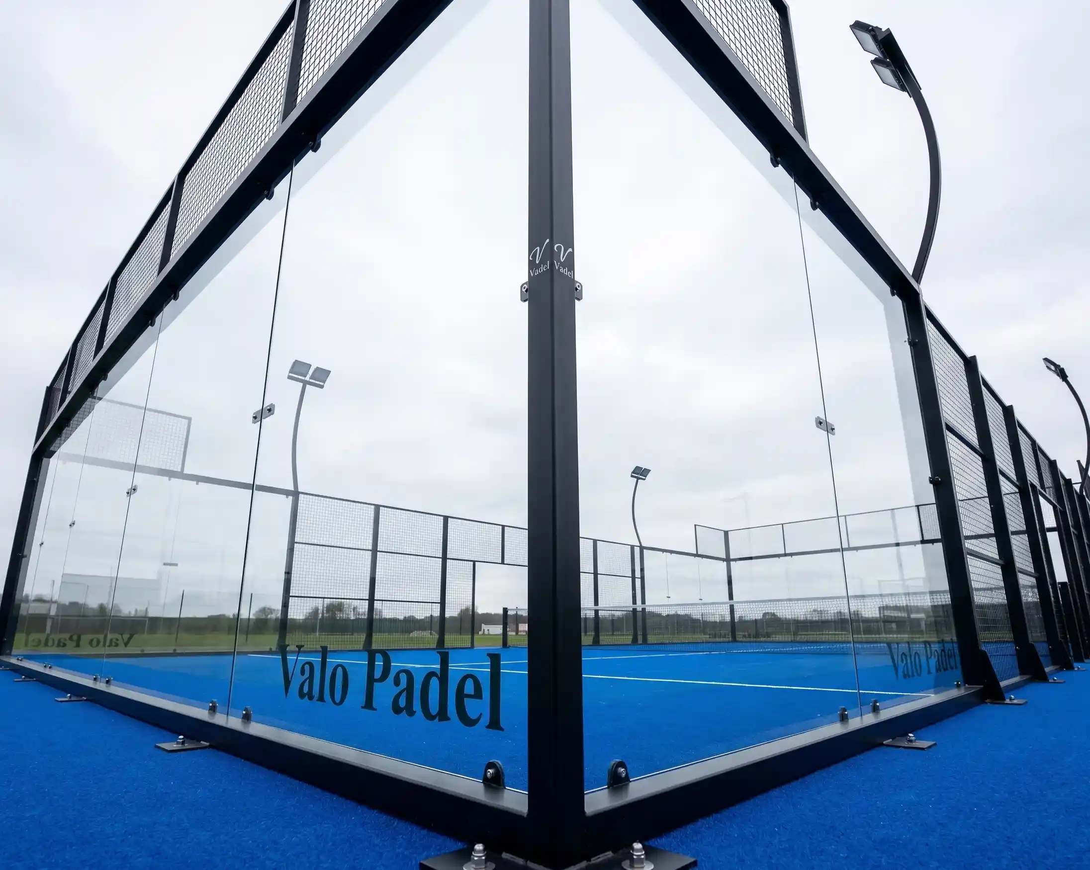 Signature Panoramic Padel-Court-Glasecke und Eckpfosten-Detail aus Stahl