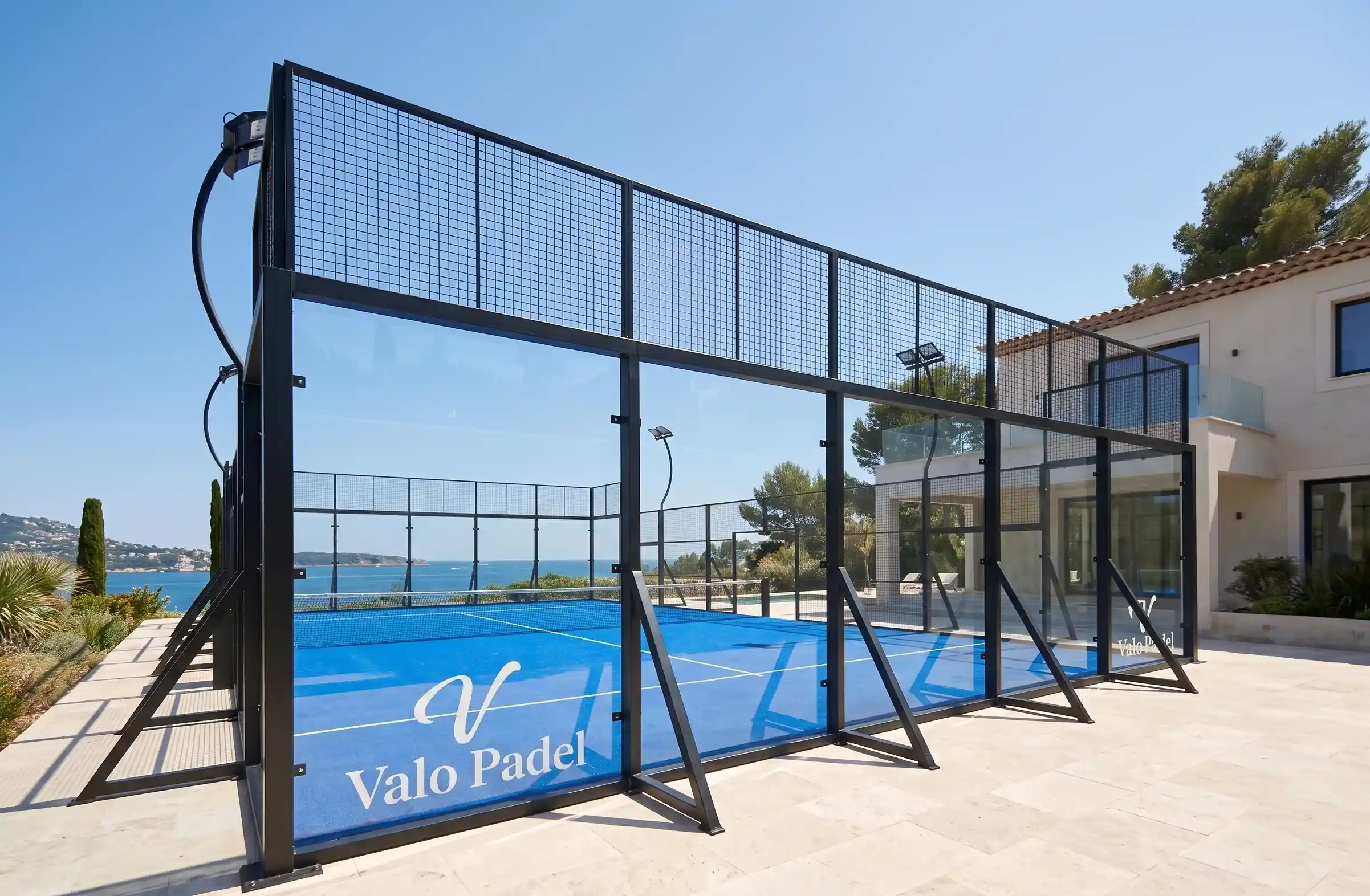 Sovereign Freestanding pista de pádel en el entorno de una villa al aire libre